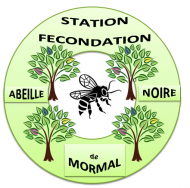 Le centre de sélection et d’élevage de reines d’abeilles noires indigènes écotype Chimay-Valenciennes est situé au sein de la Forêt de Mormal sur la commune de Locquignol, dans les Hauts de France. Résultat de la fusion du Nord-Pas-de-Calais et de la Picardie, elle compte cinq départements l’Aisne, le Nord, l’Oise, le Pas-de-Calais et la Somme.
